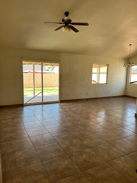 Living room - 6534 N 71st Ave