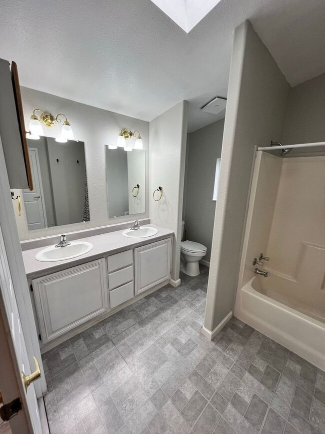 Building Photo - Updated 3 Bedroom / 2 Bath Mobile Home on ...