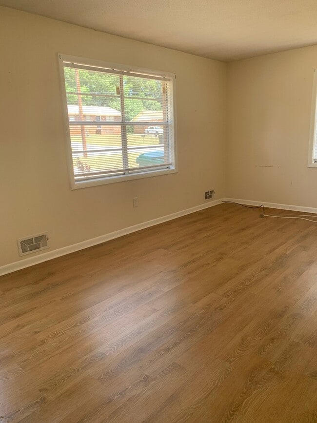 Building Photo - 1 Bedroom, 1 Bath Duplex Apartment on the Eastside