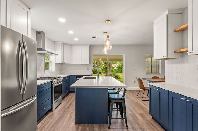 Building Photo - Charming 4-Bed with 2 Full Baths and Large...