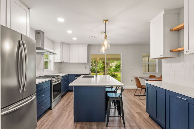 Building Photo - Charming 4-Bed with 2 Full Baths and Large Fenced-in Yard in the Heart of Clermont!