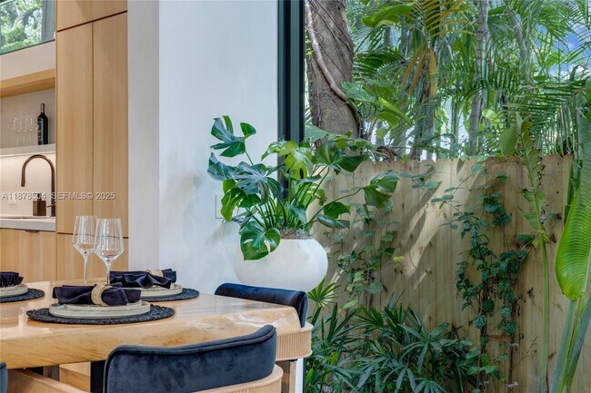 Building Photo - 1000 NW 9th Ct