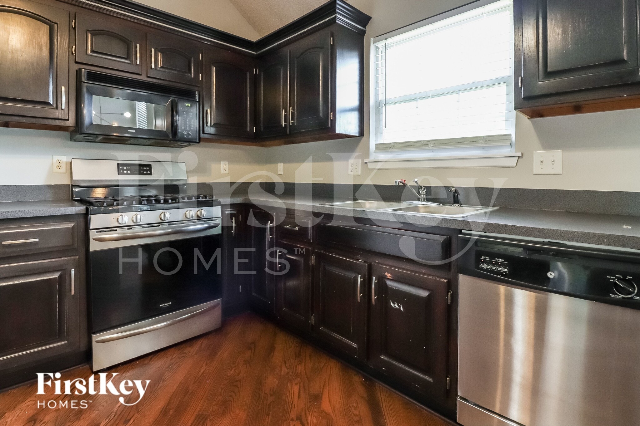 Building Photo - 1605 Cove Dr