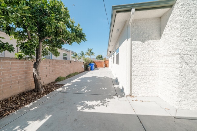 Building Photo - 5564 Gala Ave