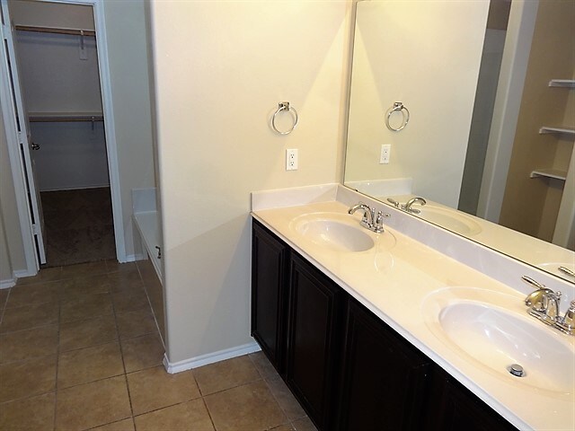 Building Photo - 2026 Wellington Pt