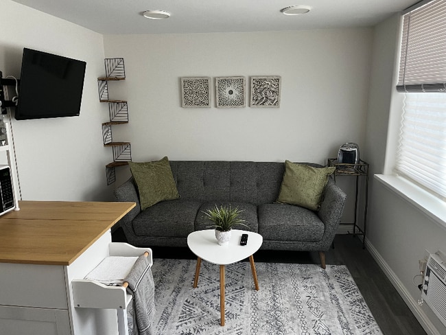 Building Photo - 1206 Vina Del Mar Ave