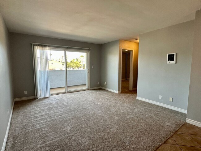 Building Photo - Beautiful Pacific Beach Condo Walking Distance To Beach and Bay