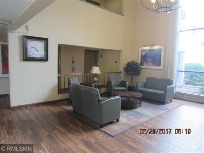 Building Photo - 1601 N Innsbruck Dr
