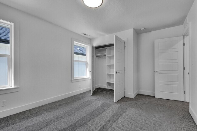 Building Photo - Modern Comfort & Rustic Charm in Prime Boi...