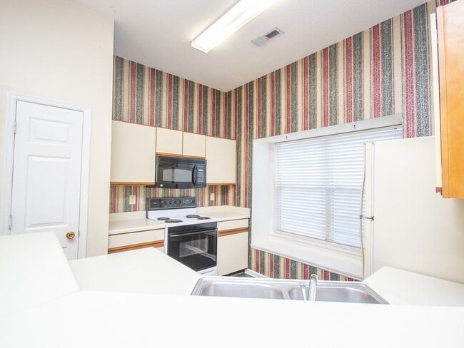 Building Photo - Location...Location....Location in Madison!