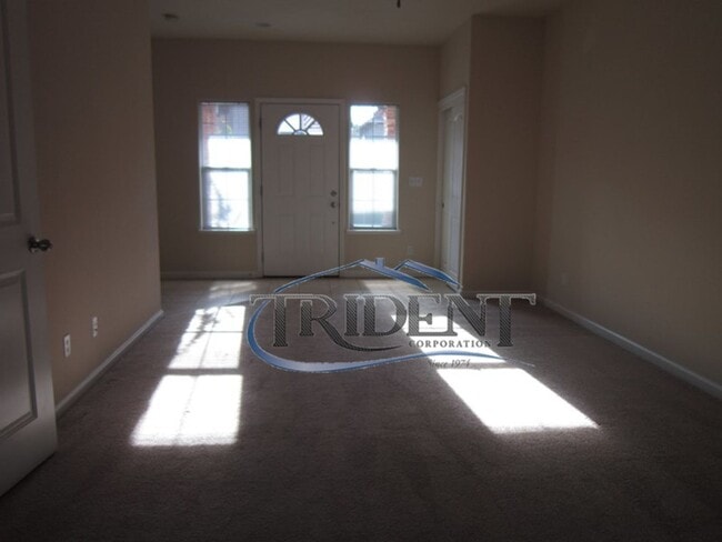 Building Photo - 3 bedroom, 2 1/2 bath halfplex/townhouse