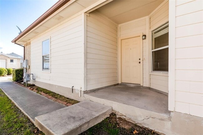 Building Photo - 2808 Southampton Way