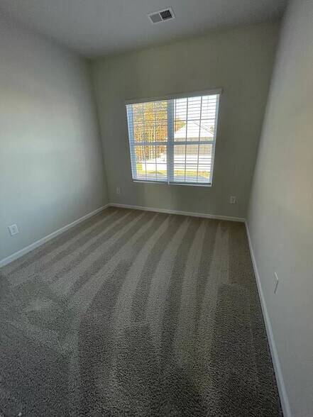 Building Photo - Room in Townhome on Johns Walk Way