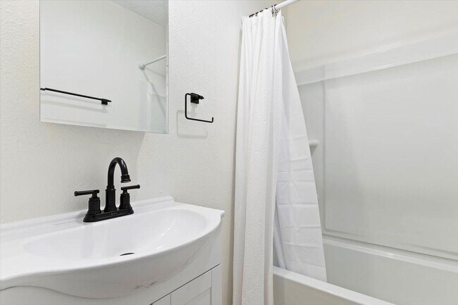 Building Photo - 635 Albion Ave