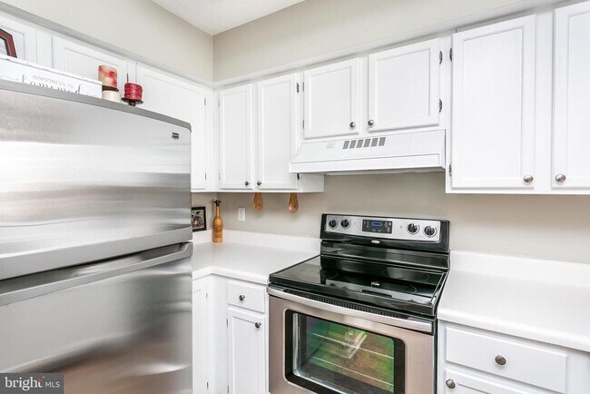 Building Photo - 553 McManus Way