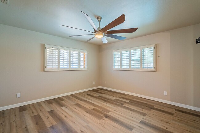 Building Photo - Move in Ready! 3 Bedrooms, 3 Bathrooms & P...
