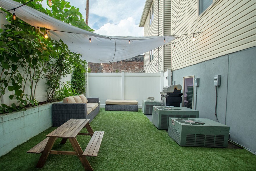 Private patio 1 - 309 Manhattan Ave