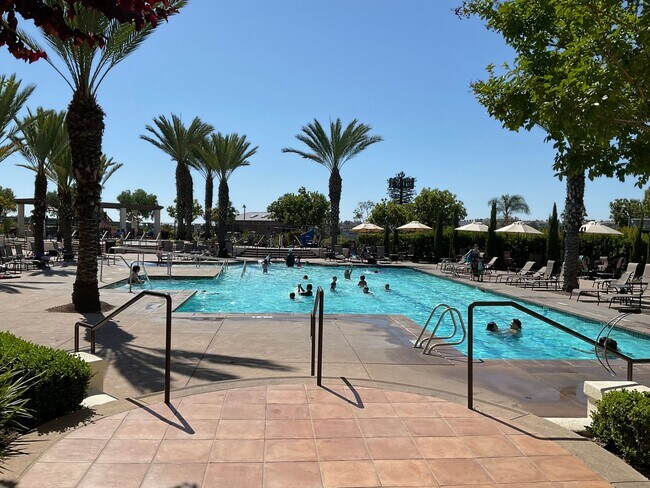 Building Photo - 3 Bedroom 2 1/2 Bath Condo with yard and g...