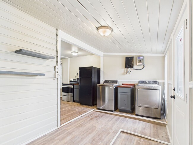 Building Photo - Harper TX Rental