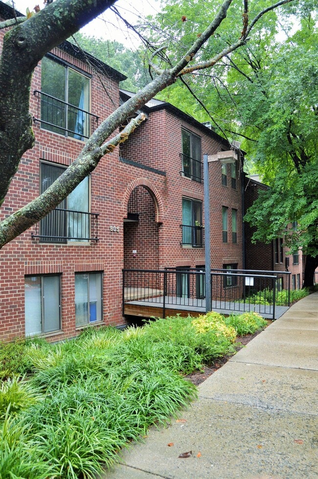 Building Photo - 605 Hudson Ave