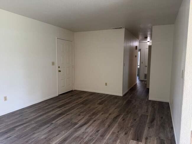 Building Photo - Remodeled 3 bedroom 2 bath house in Citrus Heights HUGE YARD