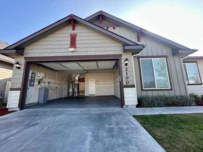 Building Photo - Luxury 3 Bedroom, 2 Bath Home with Granite Kitchen & Fenced Yard