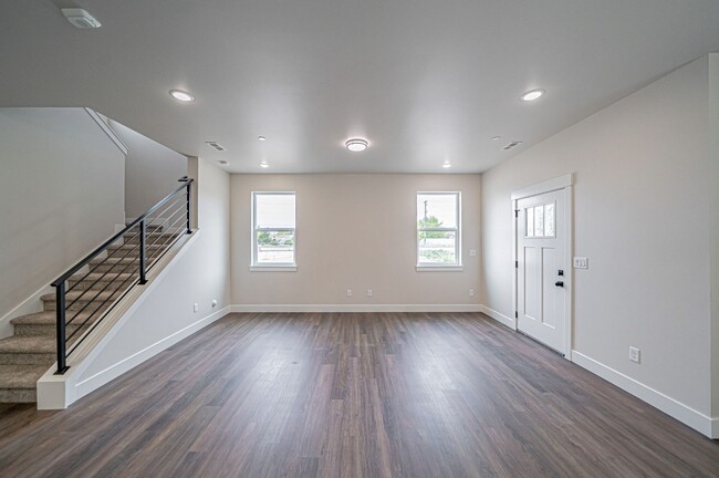 Building Photo - AWESOME BRAND NEW 4 BEDROOM 3 BATH TOWNHOME