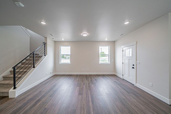 Building Photo - Beautiful 4-Bedroom Townhome for Rent off of Sunnyside in Idaho Falls