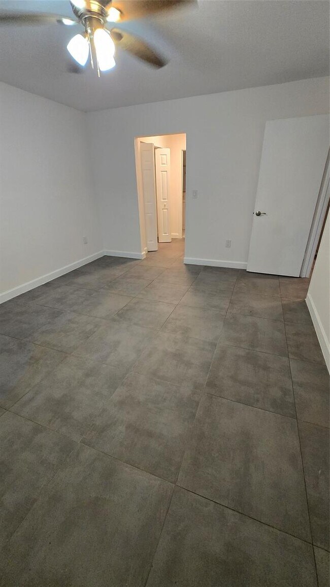 Building Photo - 13390 NE 7th Ave