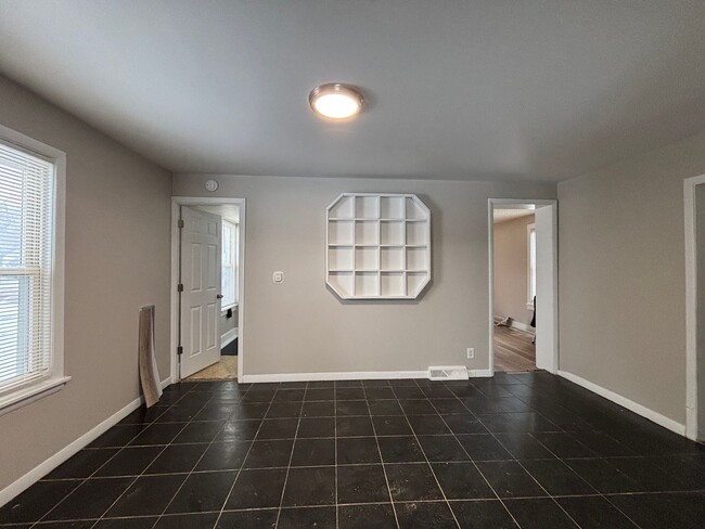 Building Photo - 3 Bedroom 1 Bath, Single Family Home, Lyell - Otis Neighborhood!