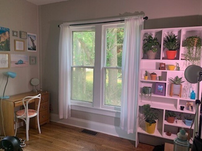 Building Photo - 3 bedroom, 2 bath House - Available August...