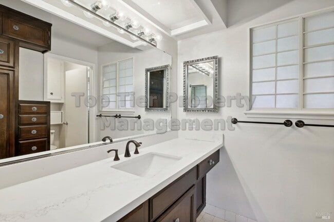 Building Photo - Beautiful 3 bedroom, 2 bath, 2,039 sqft hi...