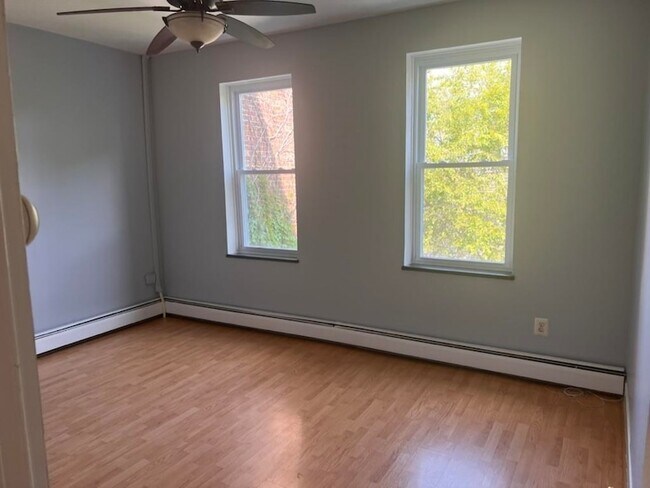 Building Photo - 668-670 Kennedy Boulevard Unit 8