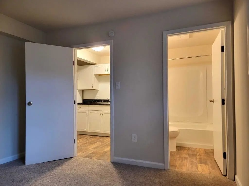 Building Photo - 675 E Main St