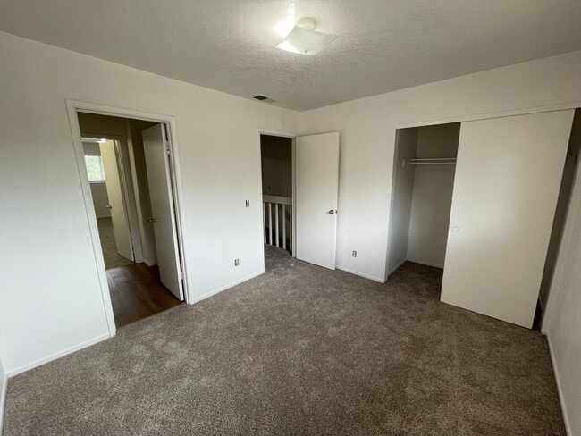 Building Photo - Charming Townhouse (2 Bed / 1.5 Bath)