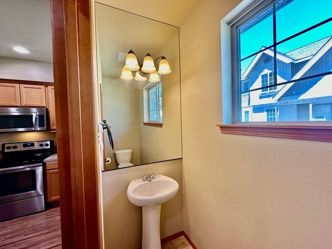 Building Photo - Spacious 2 Bedroom Sagebrook Townhome