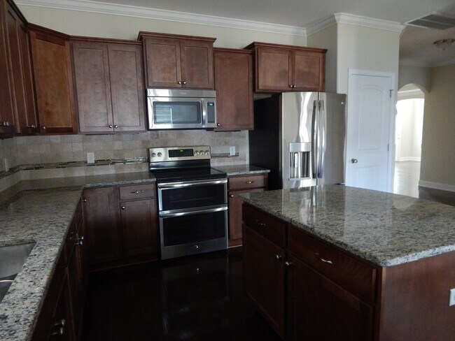 Building Photo - Spacious 6 bedroom, 4 bathroom home!