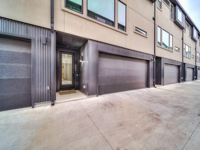 Building Photo - 2916 Hawthorne Ave