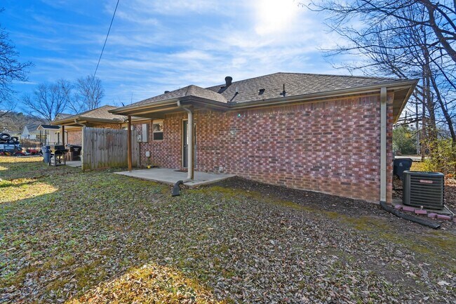 Building Photo - 2009 Knoxville St