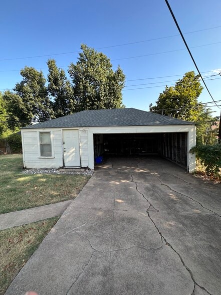 Building Photo - 1015 NW 40th St