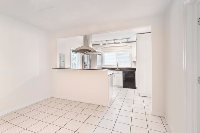 Building Photo - Spacious 3 beds & 3 Full Baths in Woodland...