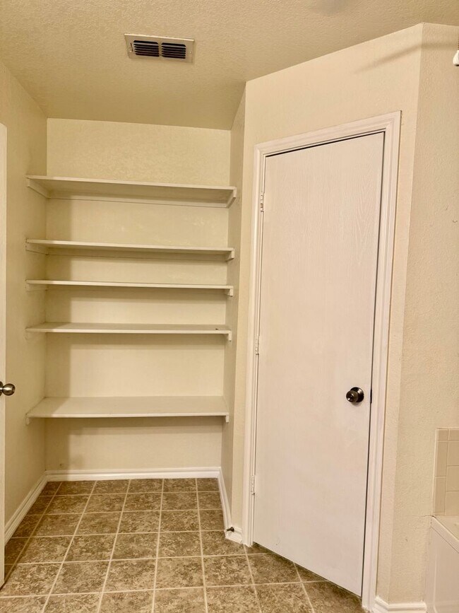 Building Photo - 204 Gatewood Oak