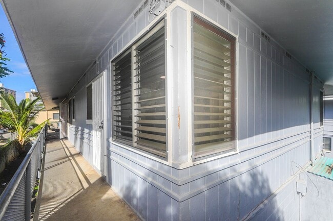 Building Photo - Renovated, upstairs, 2 bedroom 1 bath with...