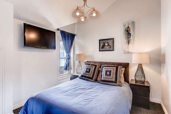 Building Photo - 420 W Oak St