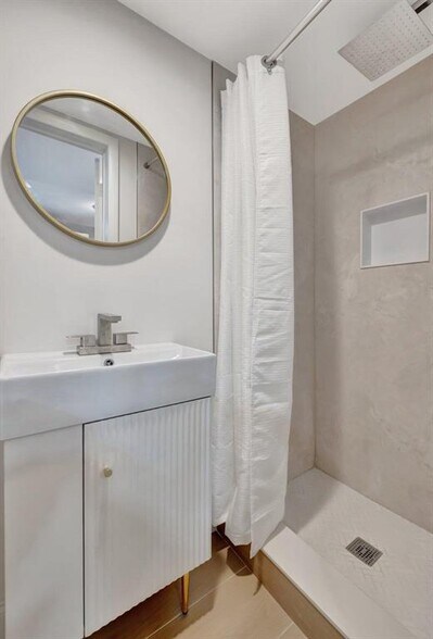 Building Photo - 640 Tennis Club Dr