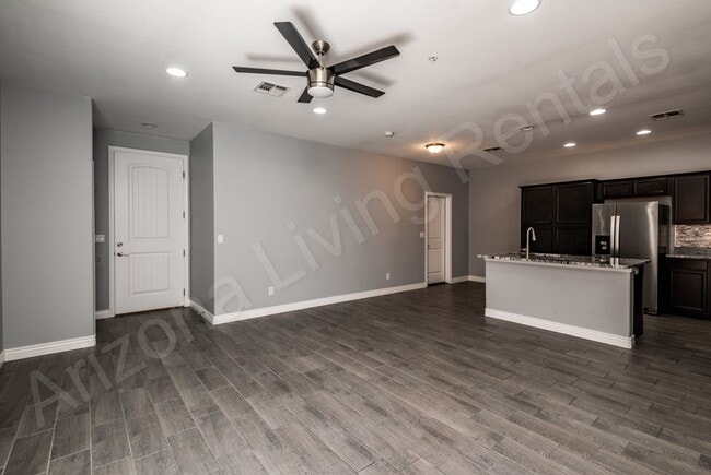 Building Photo - DON'T MISS THIS THREE BEDROOM TOWNHOUSE IN A PRIME LOCATION