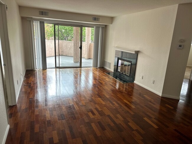 Building Photo - Fashion Valley 2Br/2Ba Condo with 2 car ga...