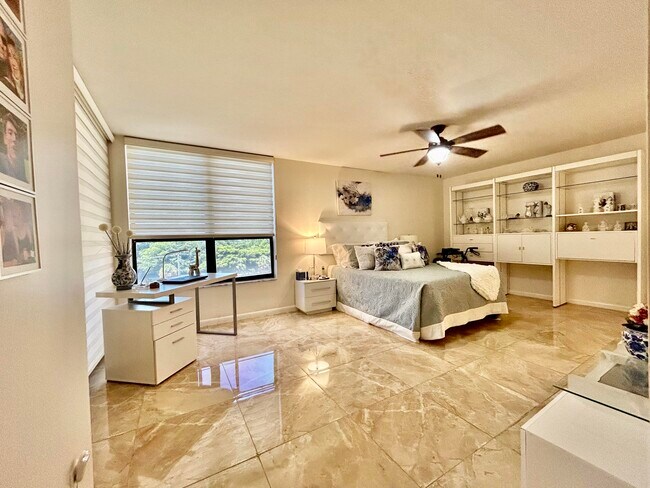 Building Photo - 7568 Regency Lake Dr