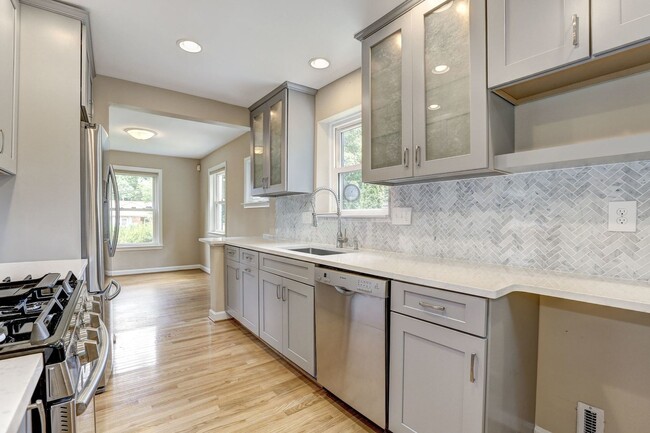 Building Photo - 3 Bed 2 Bath - Silver Spring Rambler - Upd...