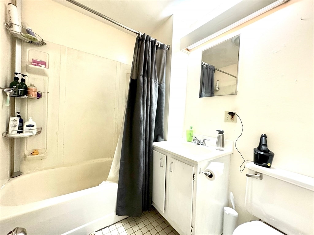 Building Photo - 378 Riverway